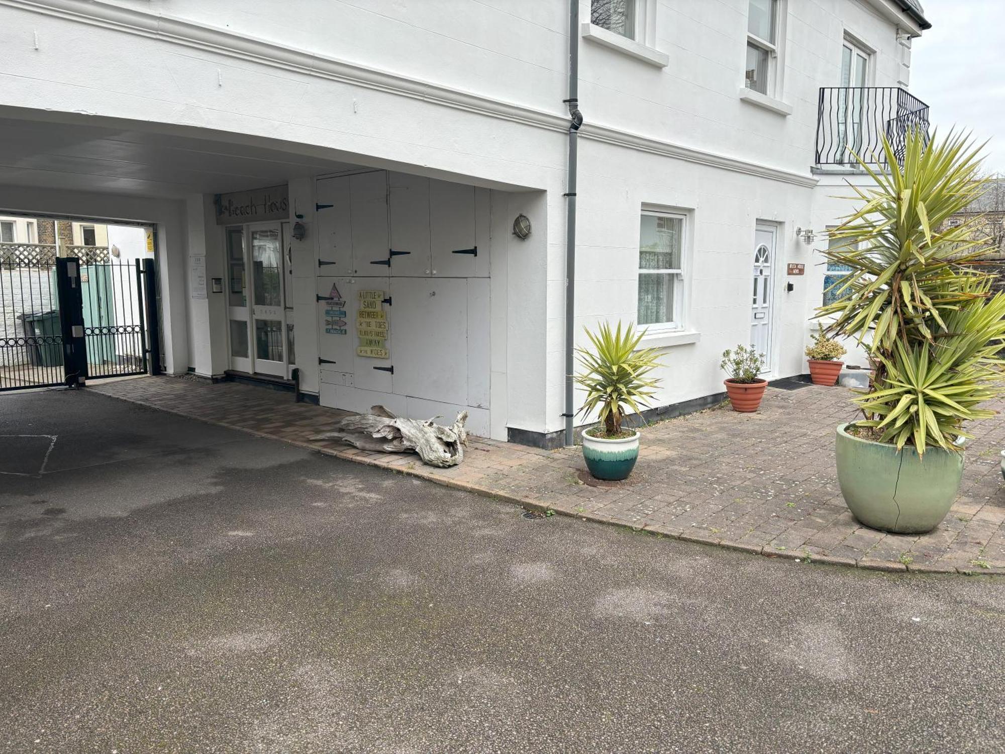 The Beach House Holiday Apartments Eastbourne Exterior foto